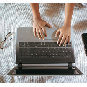 컴퓨터에 집중하는 사람