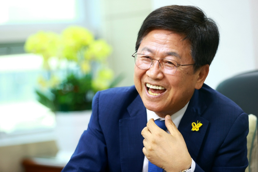 최교진 딸 책 홍보 논란