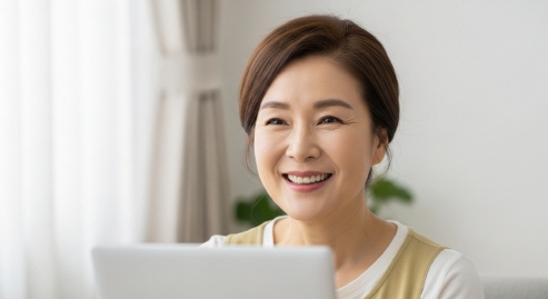 드라마를 보며 표정이 밝아지는 중년 여성