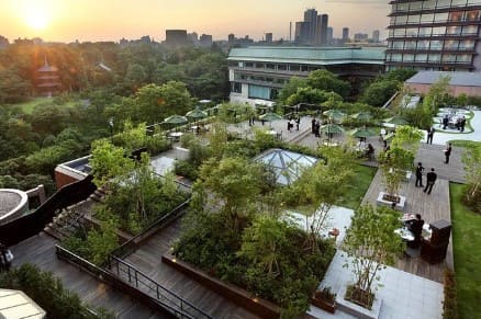 위에서 호텔 내부 정원을 찍은 사진 나무와 벤치 그리고 사람들이 눈에 보인다.