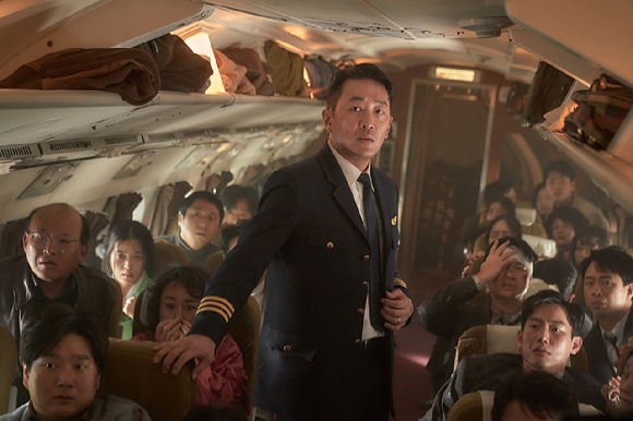&#39;하이재킹&#39; 하정우가 여객기 조종사 태인을 연기하고 있다. [사진=소니픽쳐스엔터테인먼트코리아㈜&#44; ㈜키다리스튜디오]
