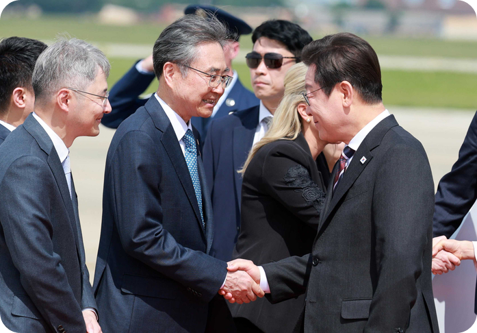 취임 후 처음 미국을 방문한 이재명 대통령이 24일(현지시간) 미국 워싱턴DC 인근 앤드루스 합동기지에 도착해 영접 나온 조현 외교부 장관과 악수하고 있다. 조 장관은 한미 정상회담 준비를 위해 이 대통령 일본 방문 일정에는 동행하지 않고 미국에 도착해 한미 정상회담을 사전 준비했다. [사진 = 연합뉴스]