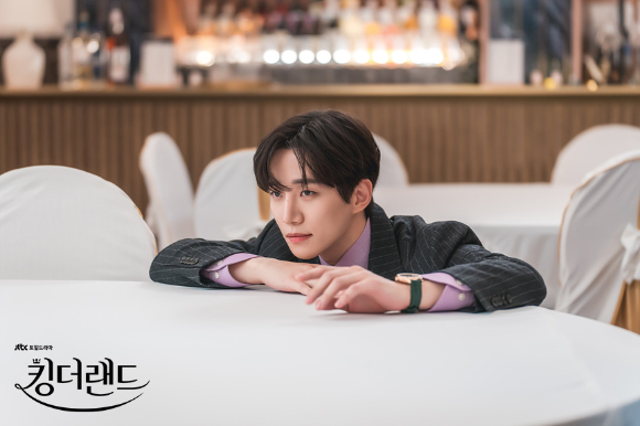 &#39;킹더랜드&#39; 이준호가 구원 역을 맡아 열연을 펼치고 있다. [사진=앤피오엔터테인먼트&#44; 바이포엠스튜디오&#44; SLL]