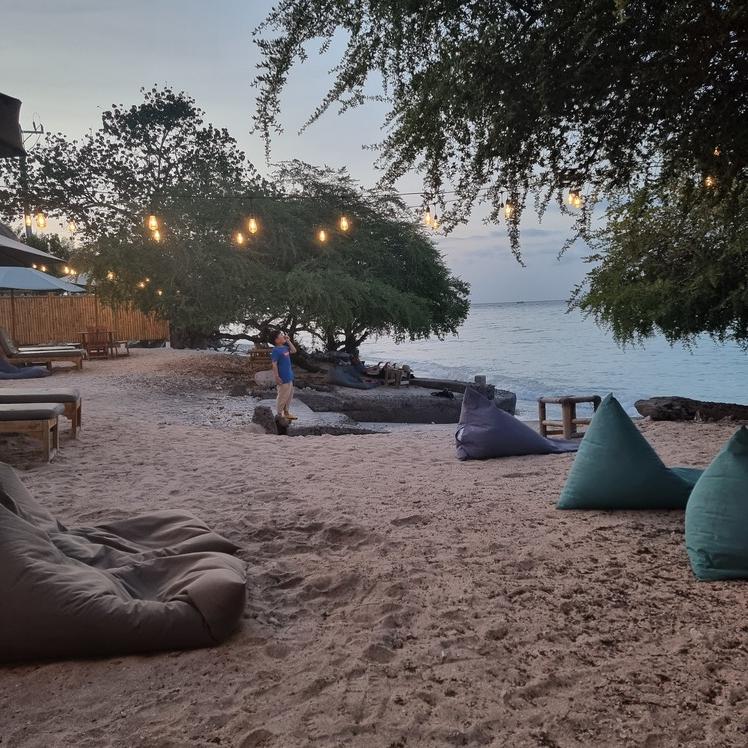 길리 트라왕안 해변가에 있는 레스토랑