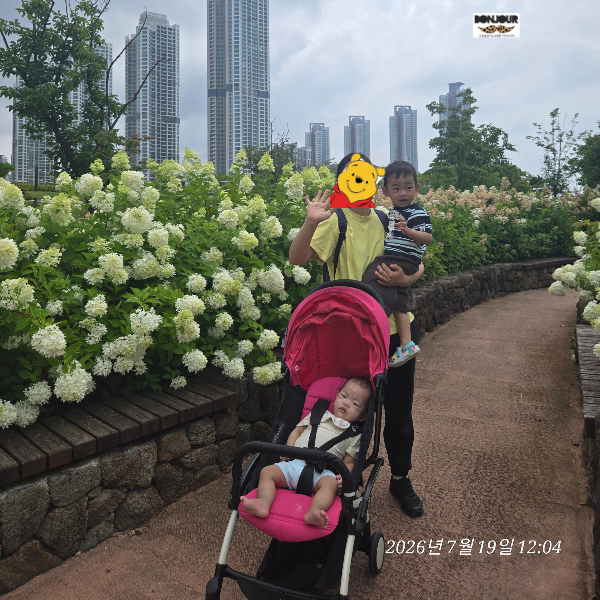 청라호수공원 아이와 산책하는 가족