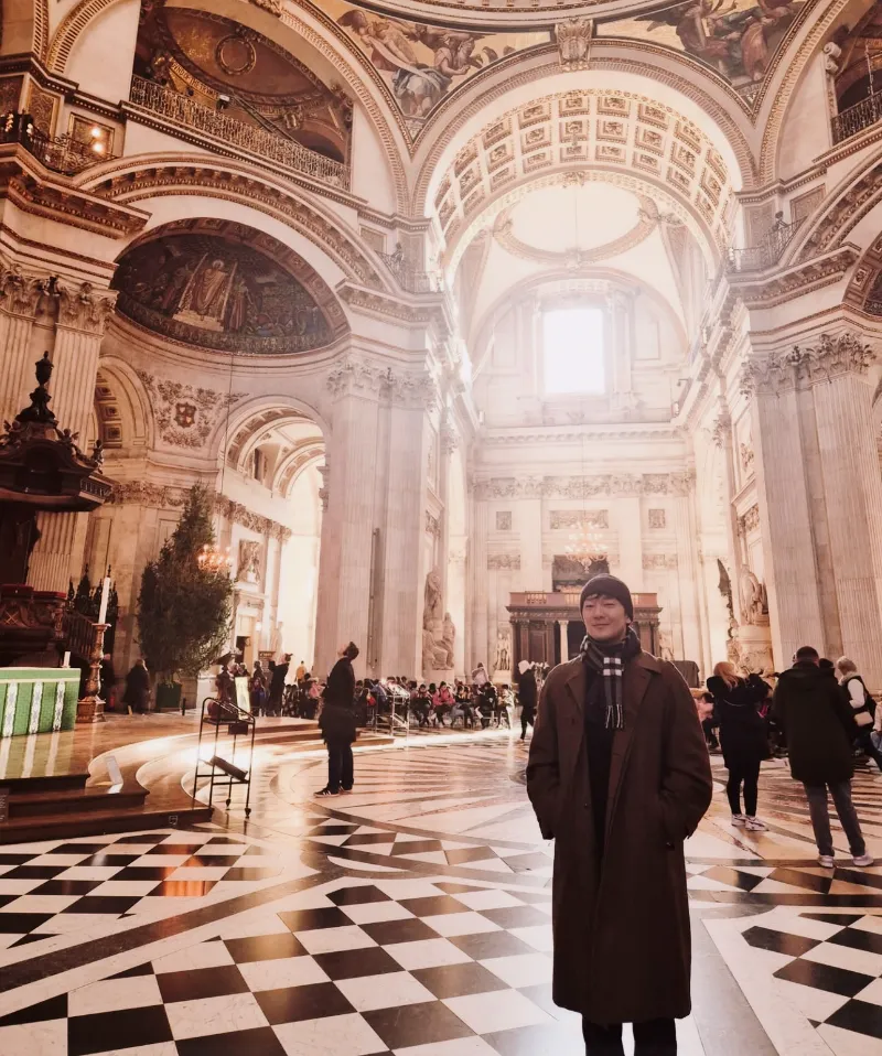 손석구 버버리, 손석구 패션, 버버리 트렌치코트, 2025 체크 트렌드, 버버리 윈드브레이커, 버버리 런던 패션위크, 남성 패션 트렌드, 버버리 캠페인, 버버리 런웨이 스타일