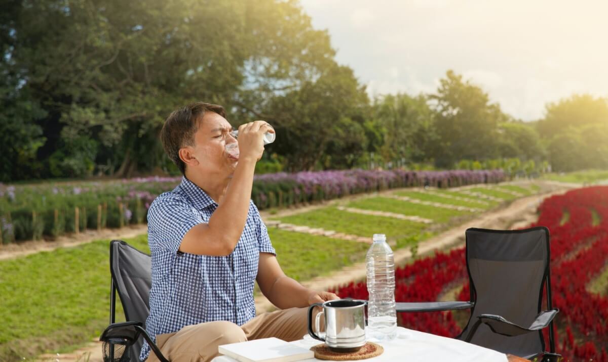 더운-환경에서-물을-마시는-중년남성