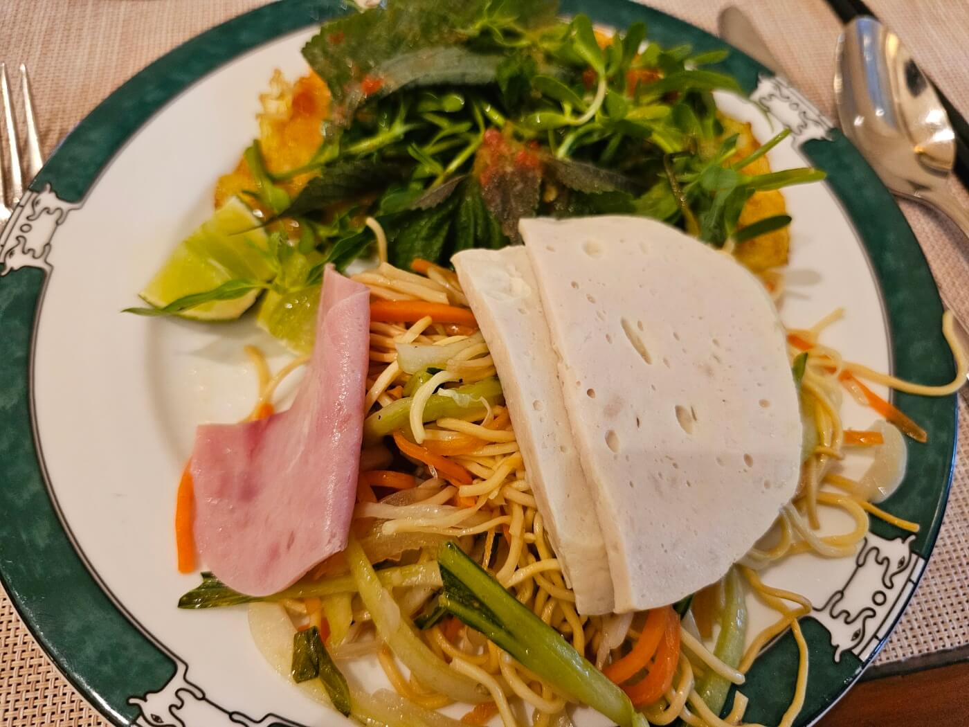 냐짱 선라이즈호텔 조식 생선햄과 볶음면