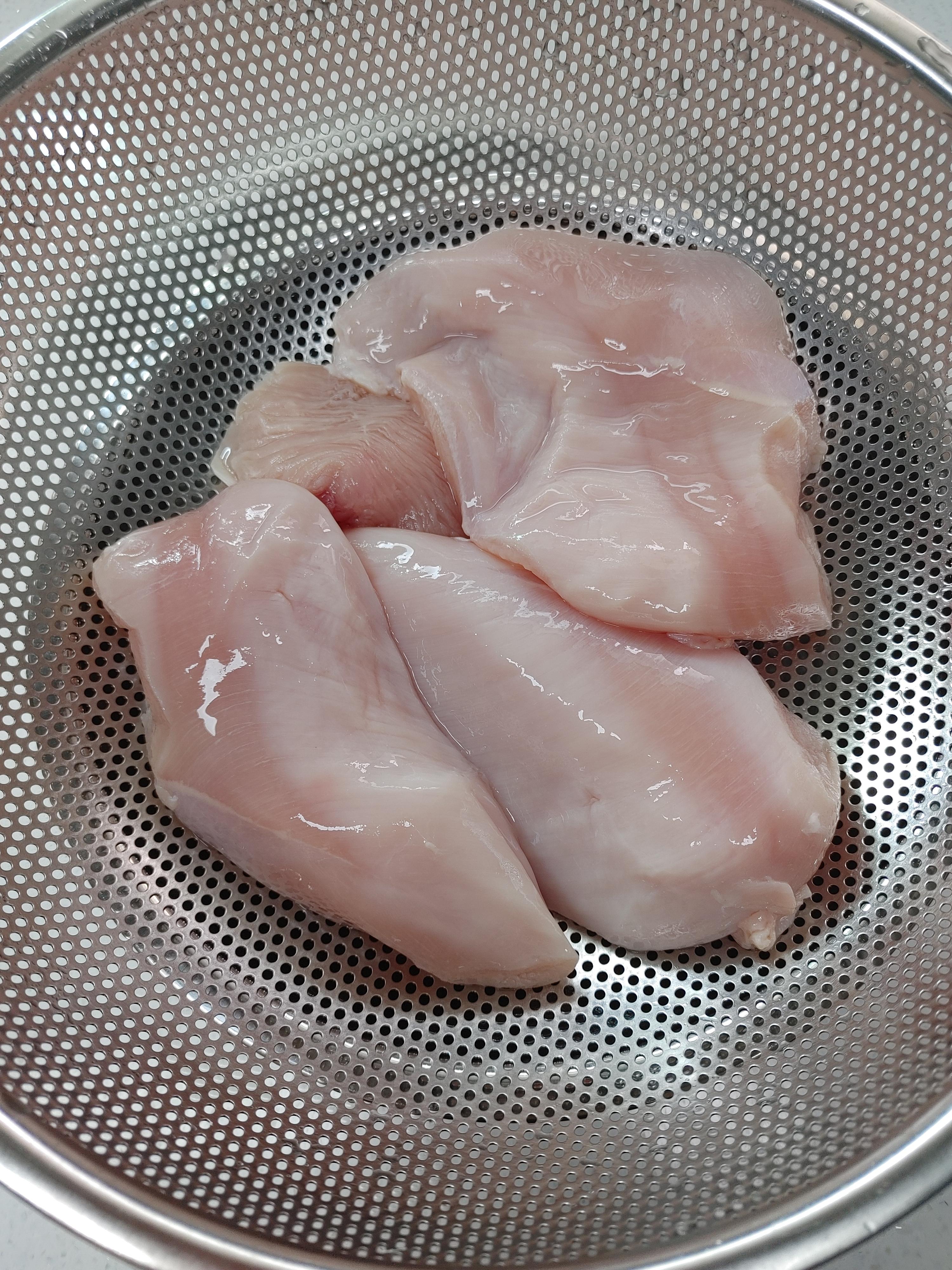 체반에-옮겨둔-닭가슴살