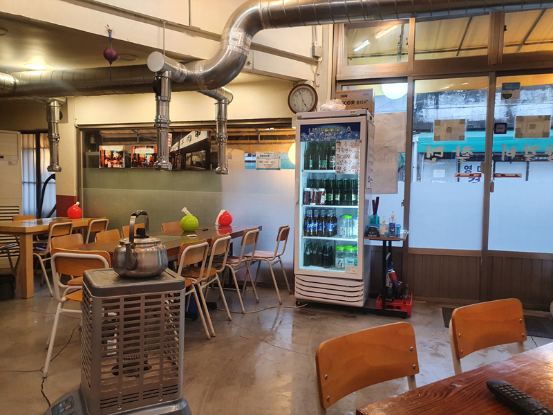 촬댄-양꼬치-실내-난로