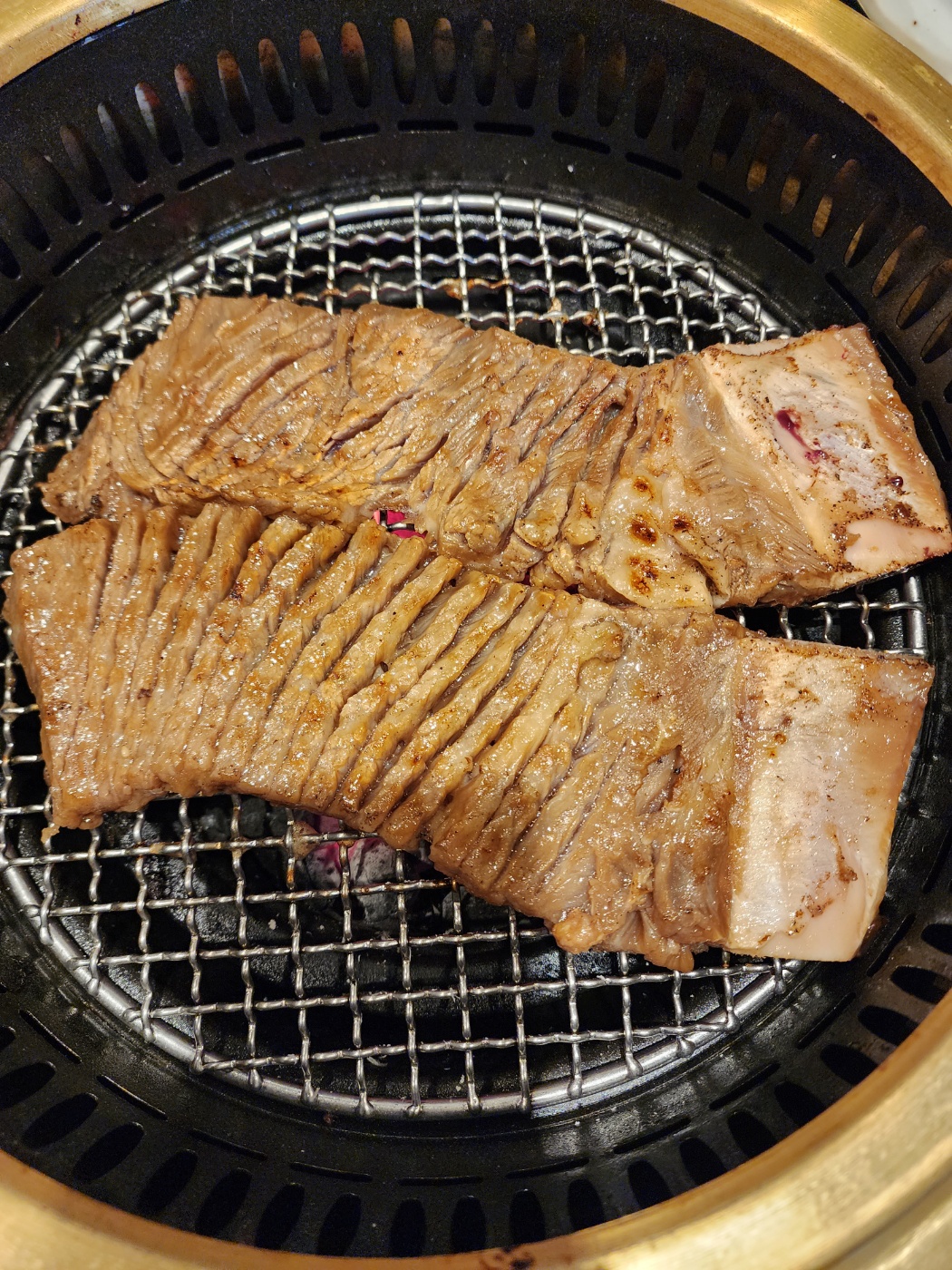 불판에 구워지고 있는 양념갈비