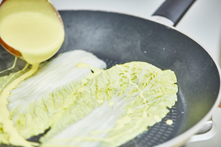 배추를 한 잎씩 뜯어 배추전을 하는 사진