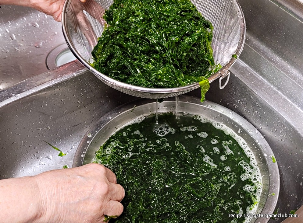 파래 무침에 들어갈 파래를 씻어서 채반에 받치는 사진