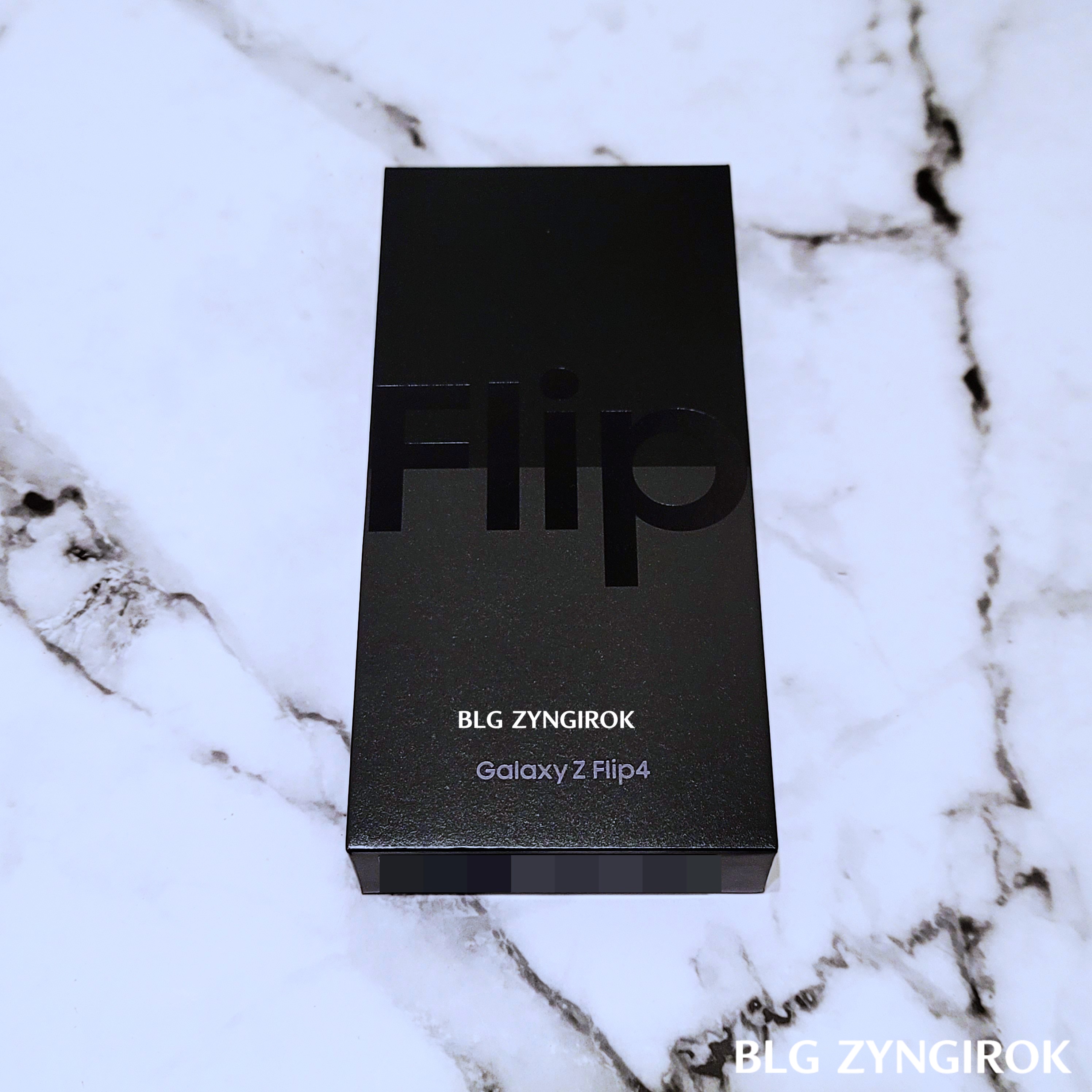 갤럭시z-플립4-상자가-테이블-위에-놓여있다.