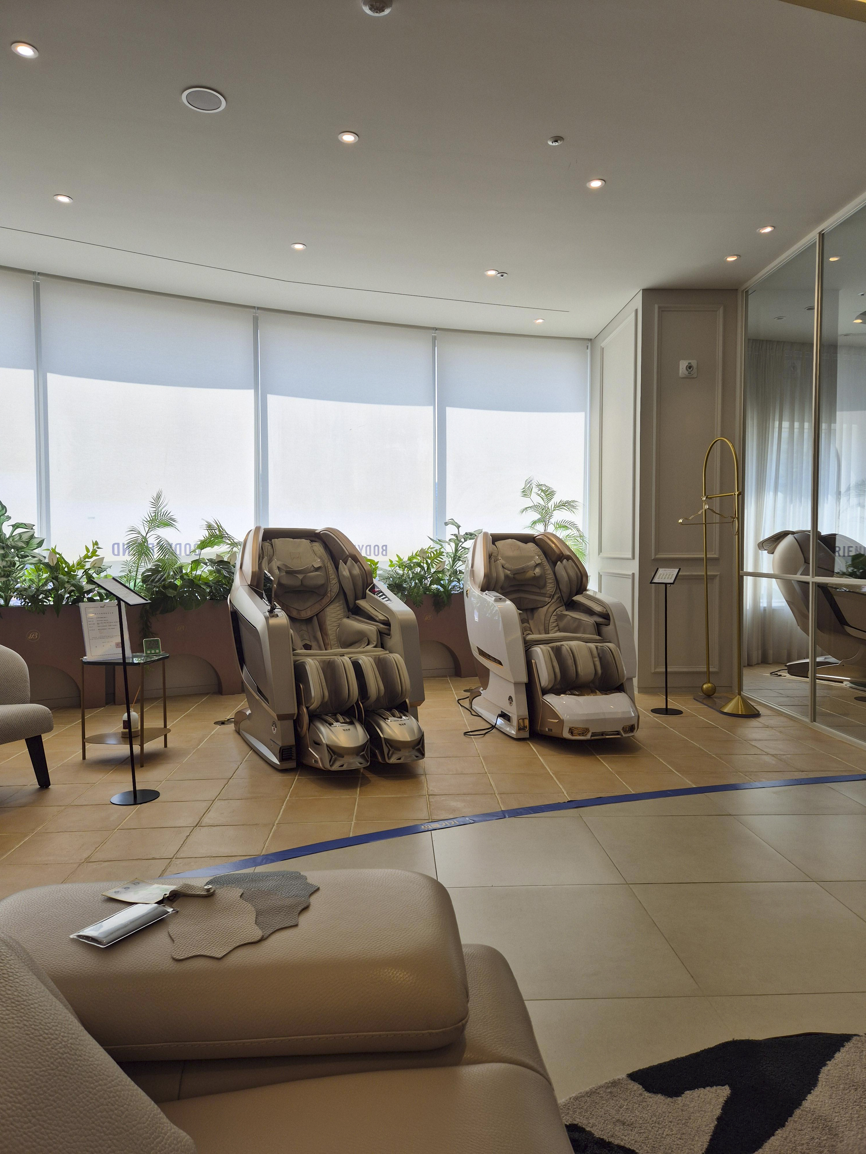 바디프랜드 파주 라운지의 다양한 안마의자 종류들