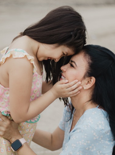 아이와 대화 하는 엄마