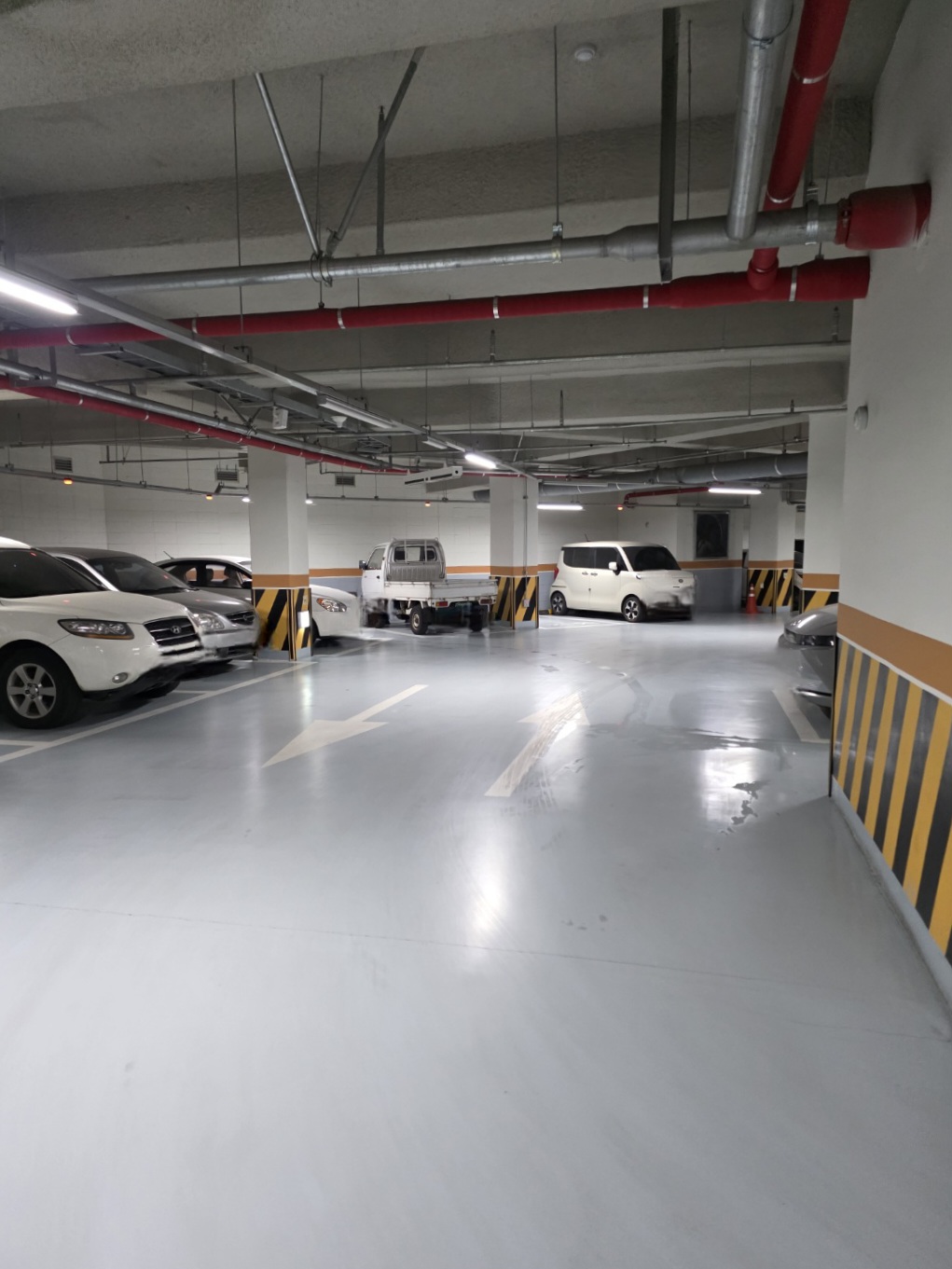 주차-공간은-넉넉합니다.