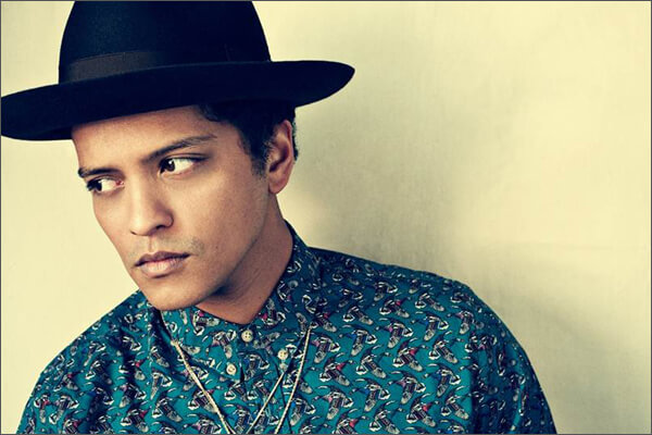 브르노 마스의 이국적인 모습