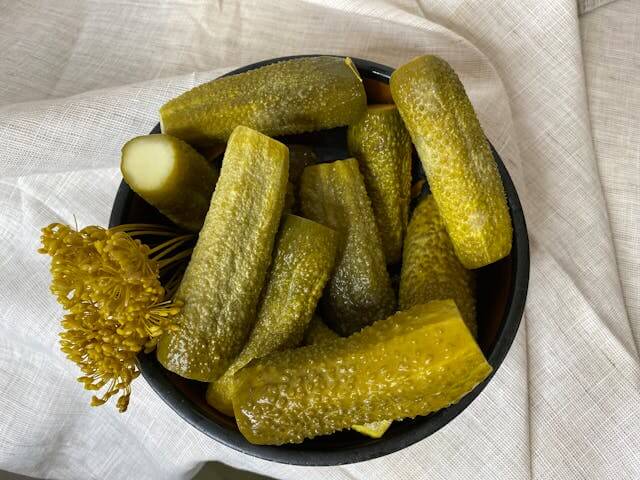그릇에 담긴 오이피클