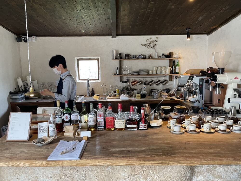 제주-한림-카페-잔물결-카운터