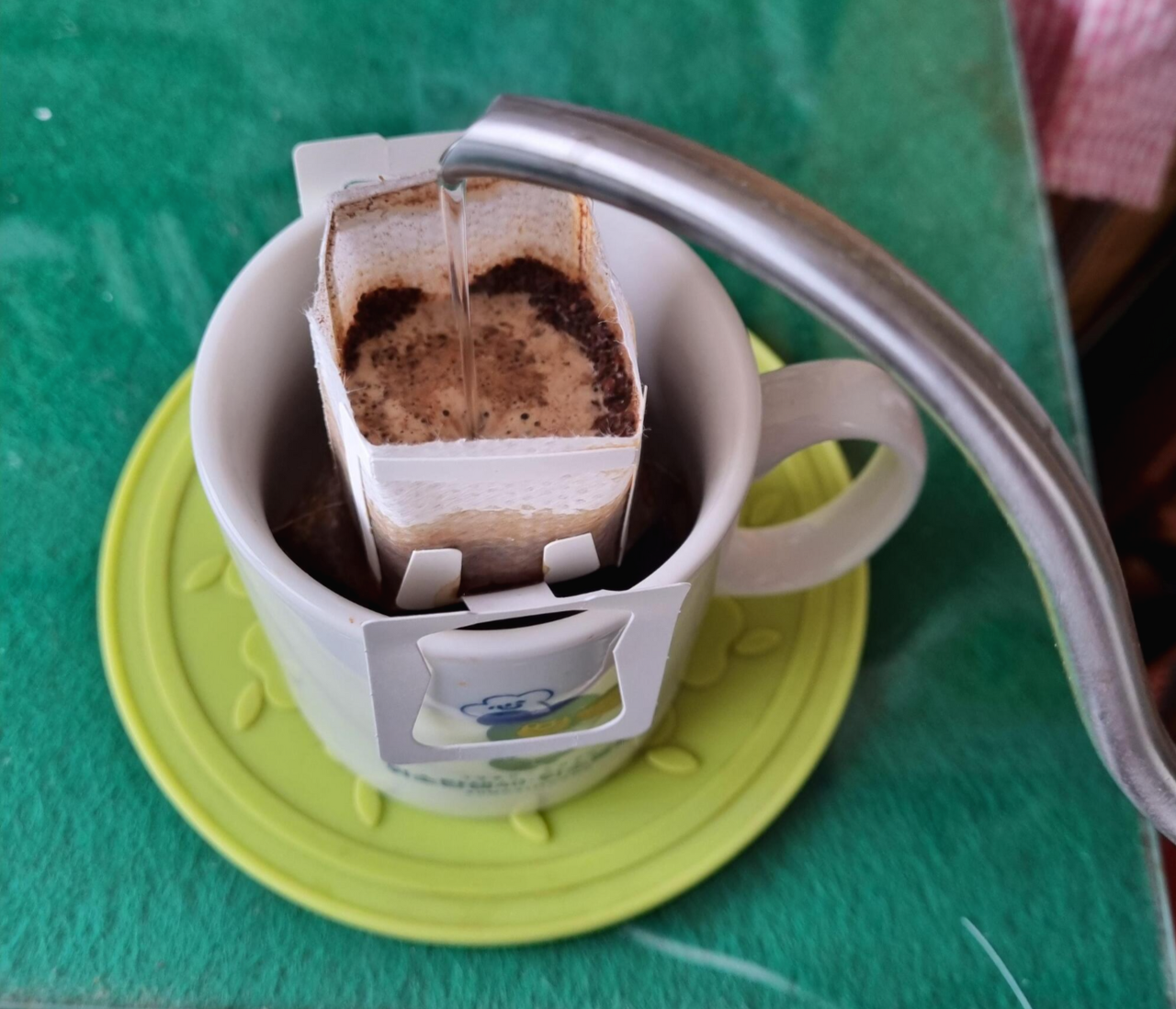 브뤼스타 드립포트로 커피 추출하는 모습