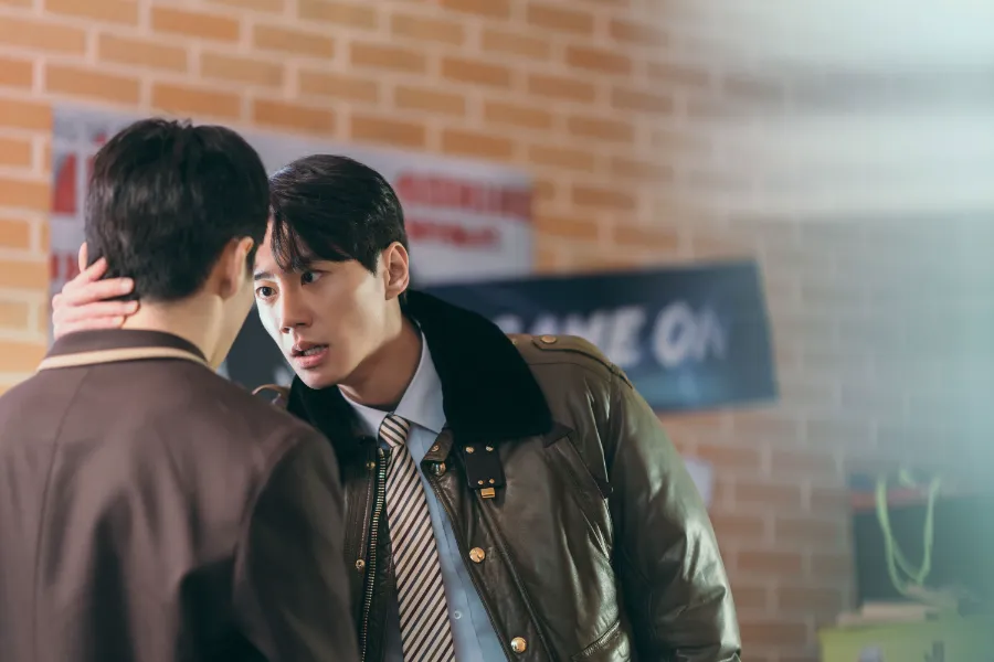 고진형(박정우)을 괴롭히는 한수강(이준영)