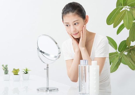 피부를 정돈하는 여성.