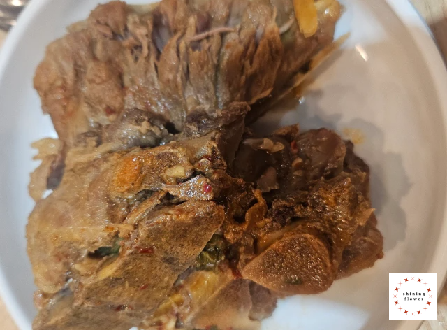 맛나감자탕 구서점-뼈해장국에 들어있는 뼈 2조각