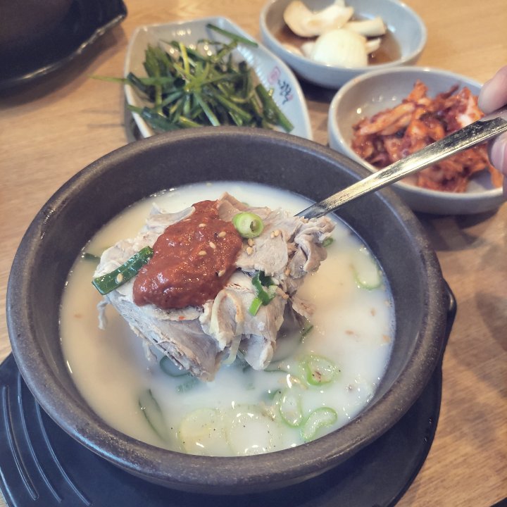 국밥에서 수육을 들어올림