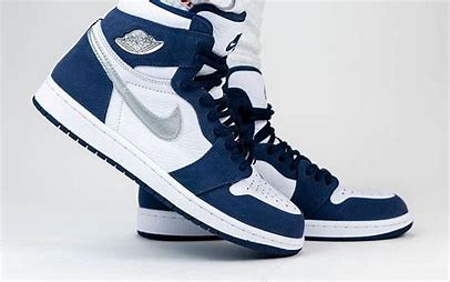 나이키,‘최악은 지났다’…반등의기지개,부활의조건은?Nike's Worst May Be Over – Can the Swoosh Fully Rebound?