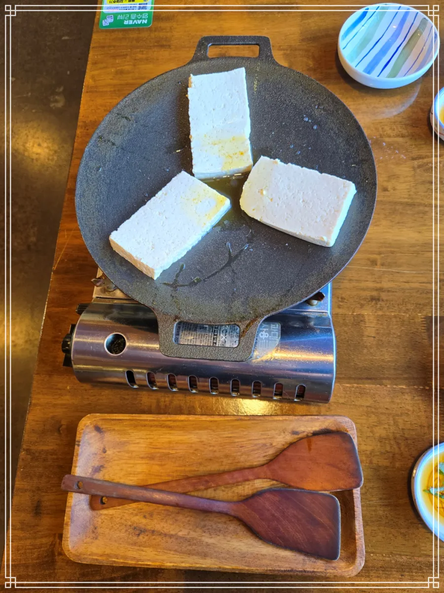 창원-백중기와야순두부-들기름-두부구이-3조각과-무쇠팬과-나무뒤지개-2개