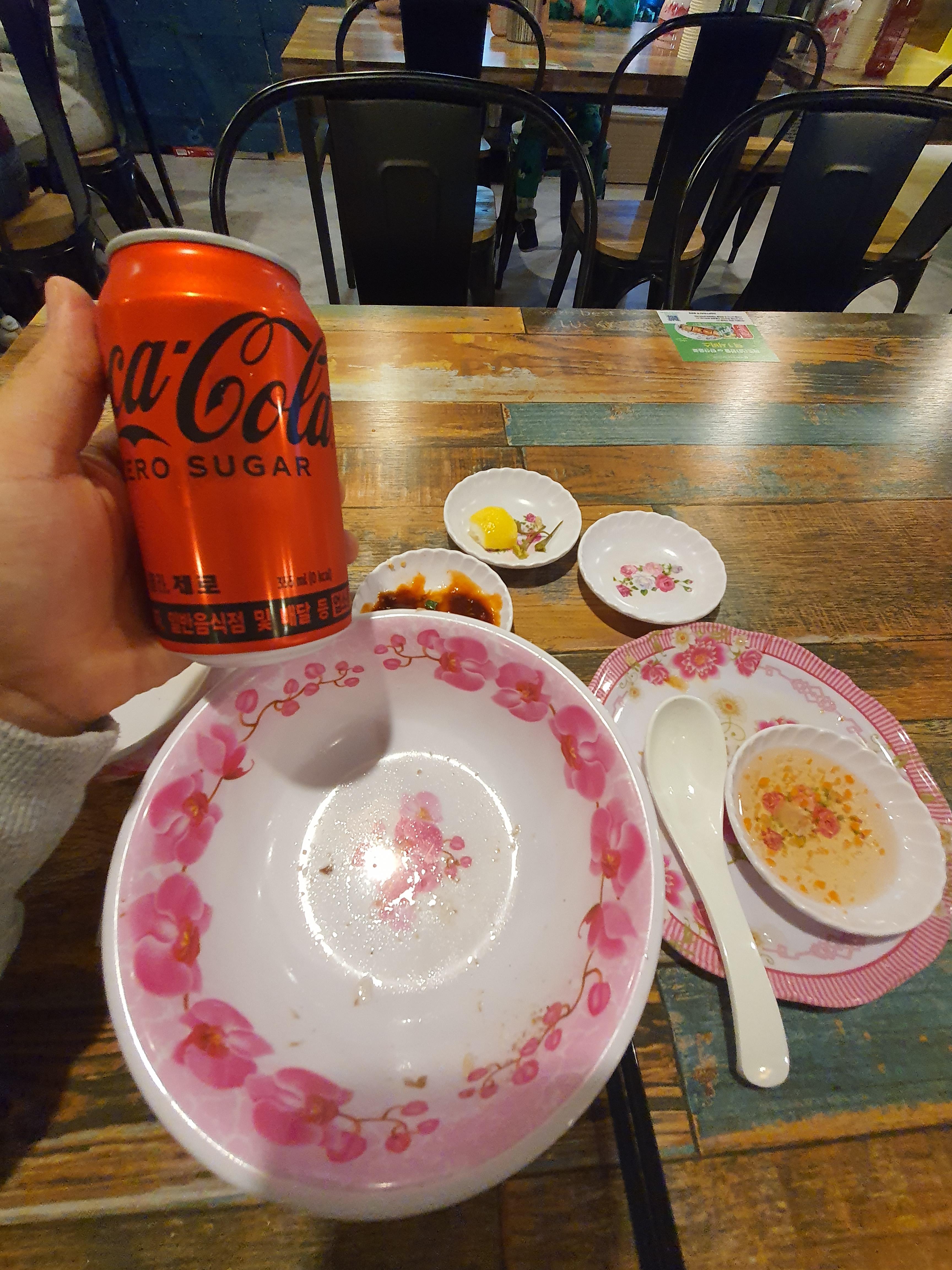 다 먹고 비운 쌀국수 그릇