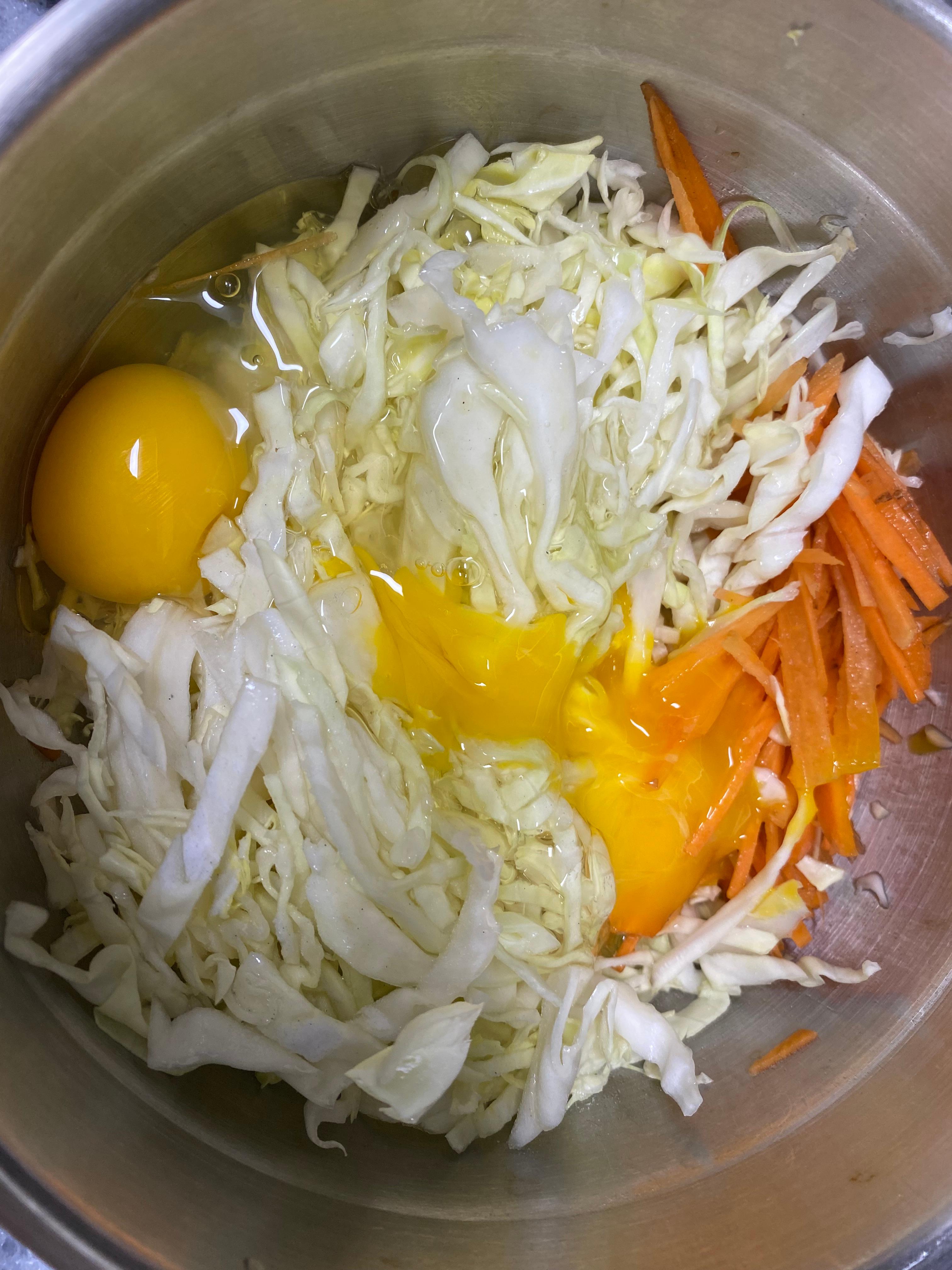 채썬 양배추와 당근 그리고 계란2개 스텐볼에 넣은 모습