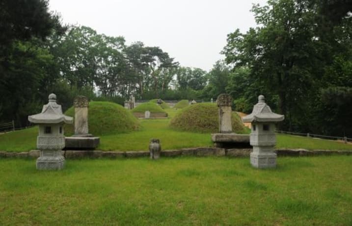 서울 연산군묘 전경. 왕릉 형식을 갖추지 못한 채 조성된 폐위된 군주의 무덤.