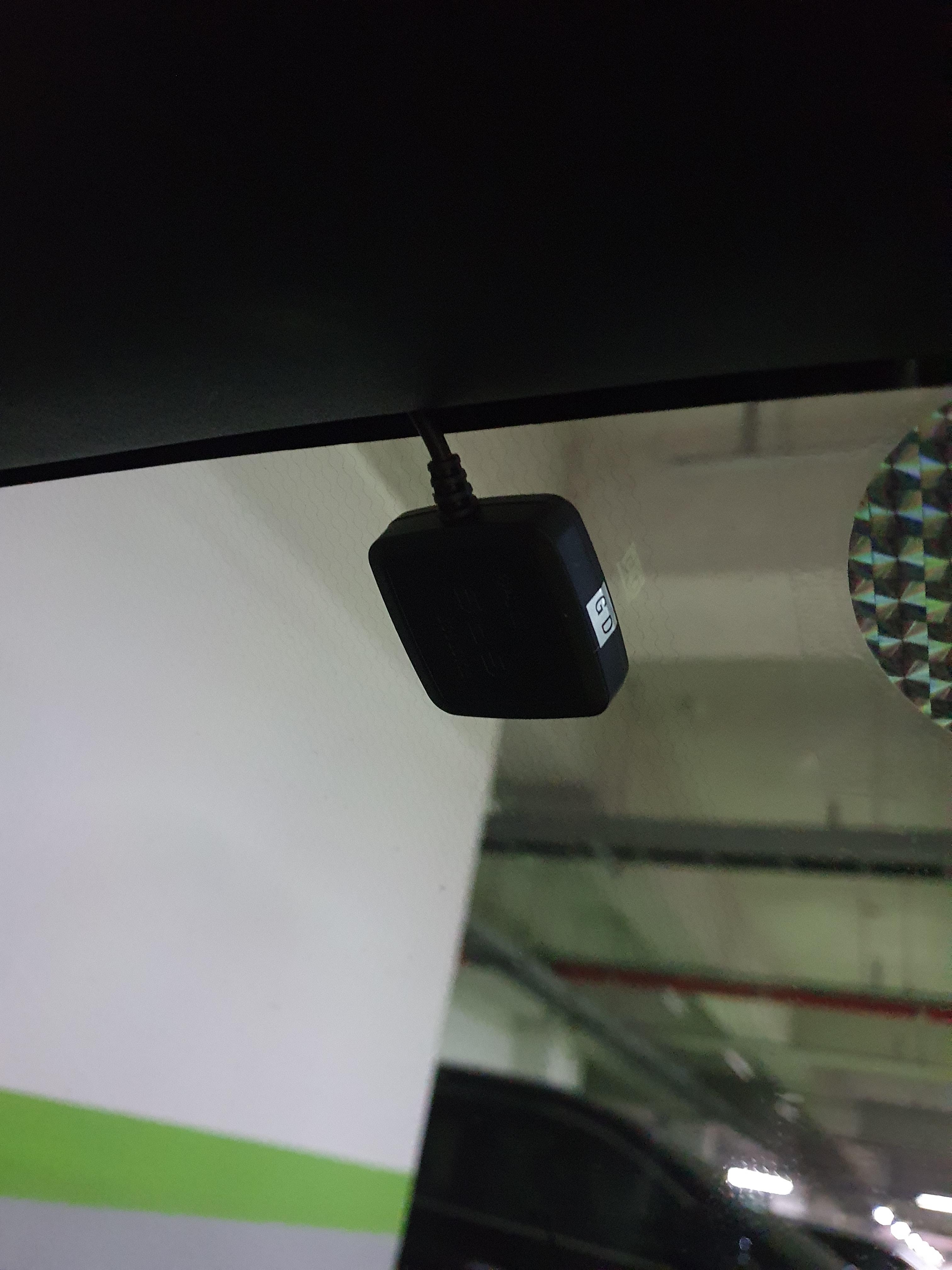 트위지에 붙어 있는 파인뷰 블랙박스 LX2000의 호환 외장 GPS 사진