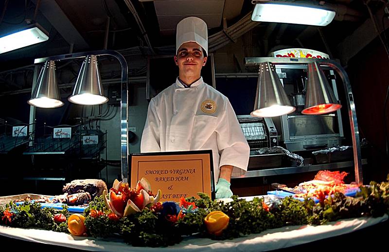 요리-준비된-부엌에-요리사가-서있는-모습