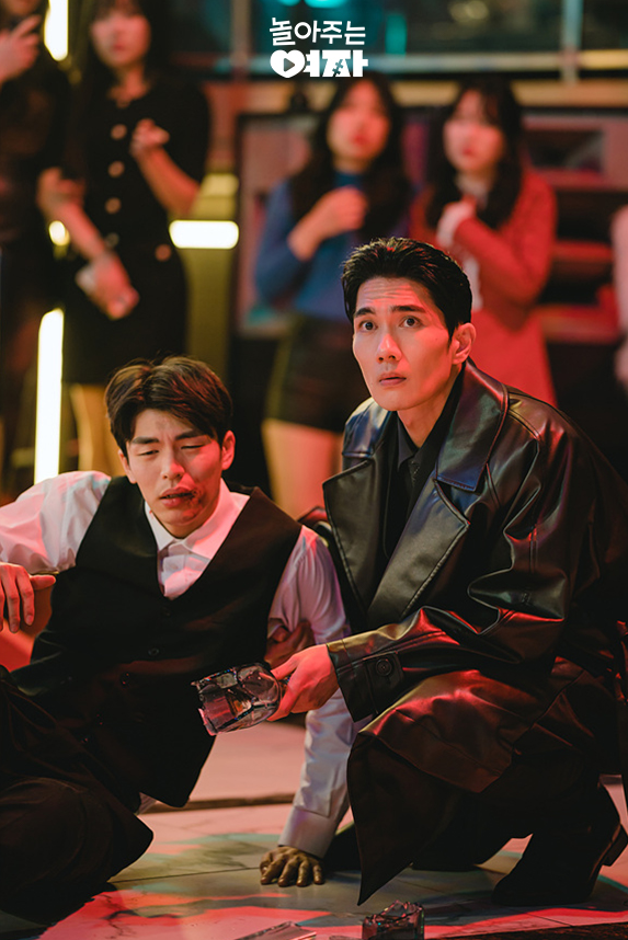 놀아주는 여자 줄거리