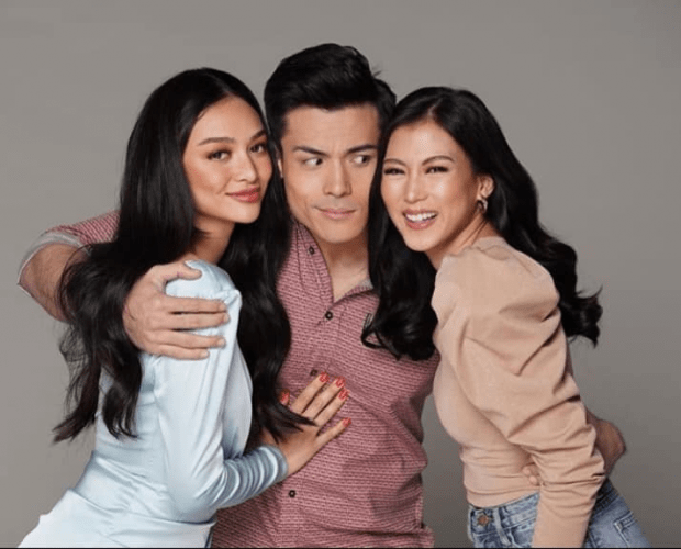 한 남자와 두 여성이 서로를 앉고 있는 모습