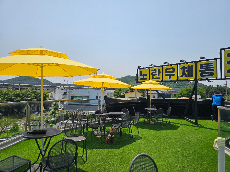 카페 루프탑의 파라솔과 테이블 모습