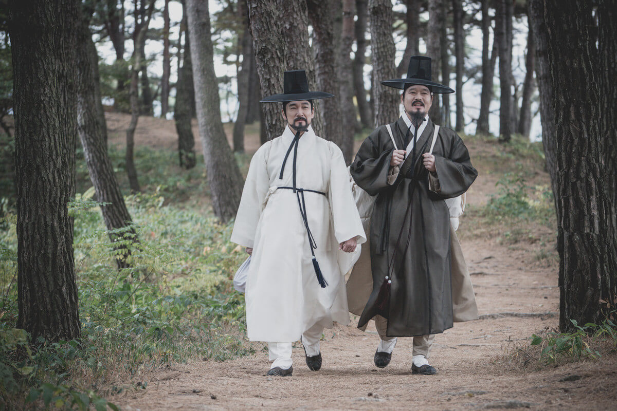 김씨 가문에 흉지를 소개해준 뒤 떠나는 박재상과 용식