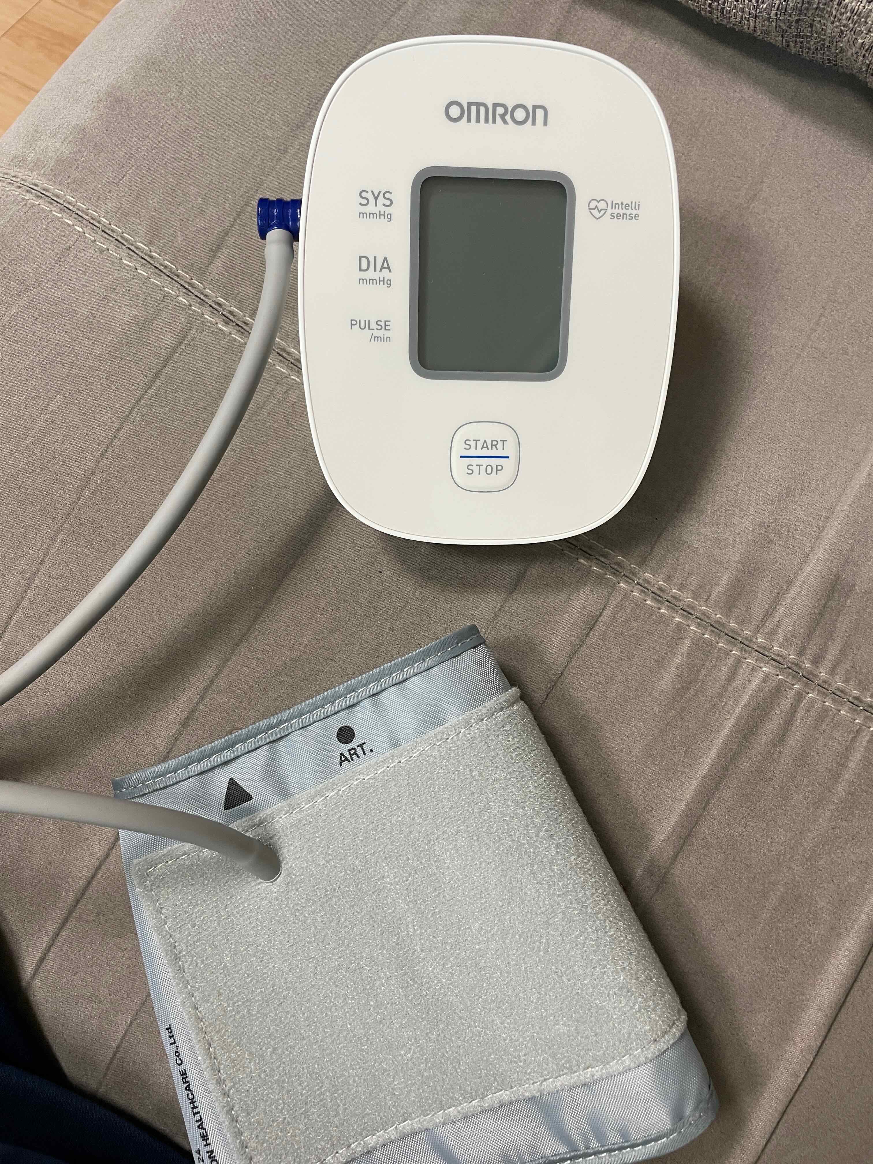 오므론 본체와 커프의 모습