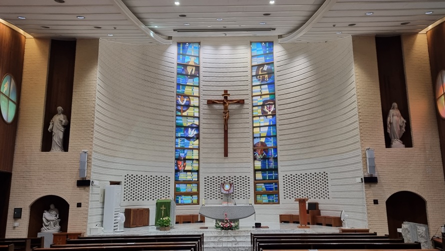 구의동성당 성전 안 제대, 제단, 감실, 십자고상, 요셉 성인 상, 성모상, 피에타 상 사진