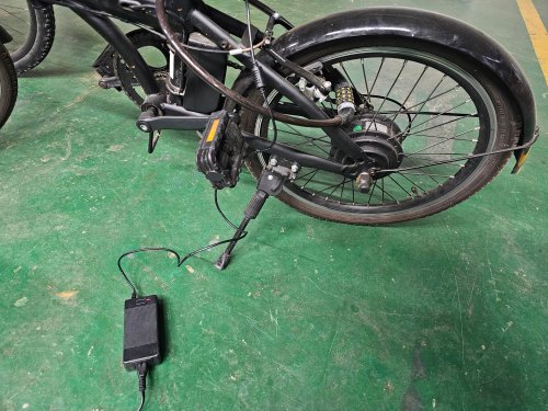 충전하고있는 전기자전거