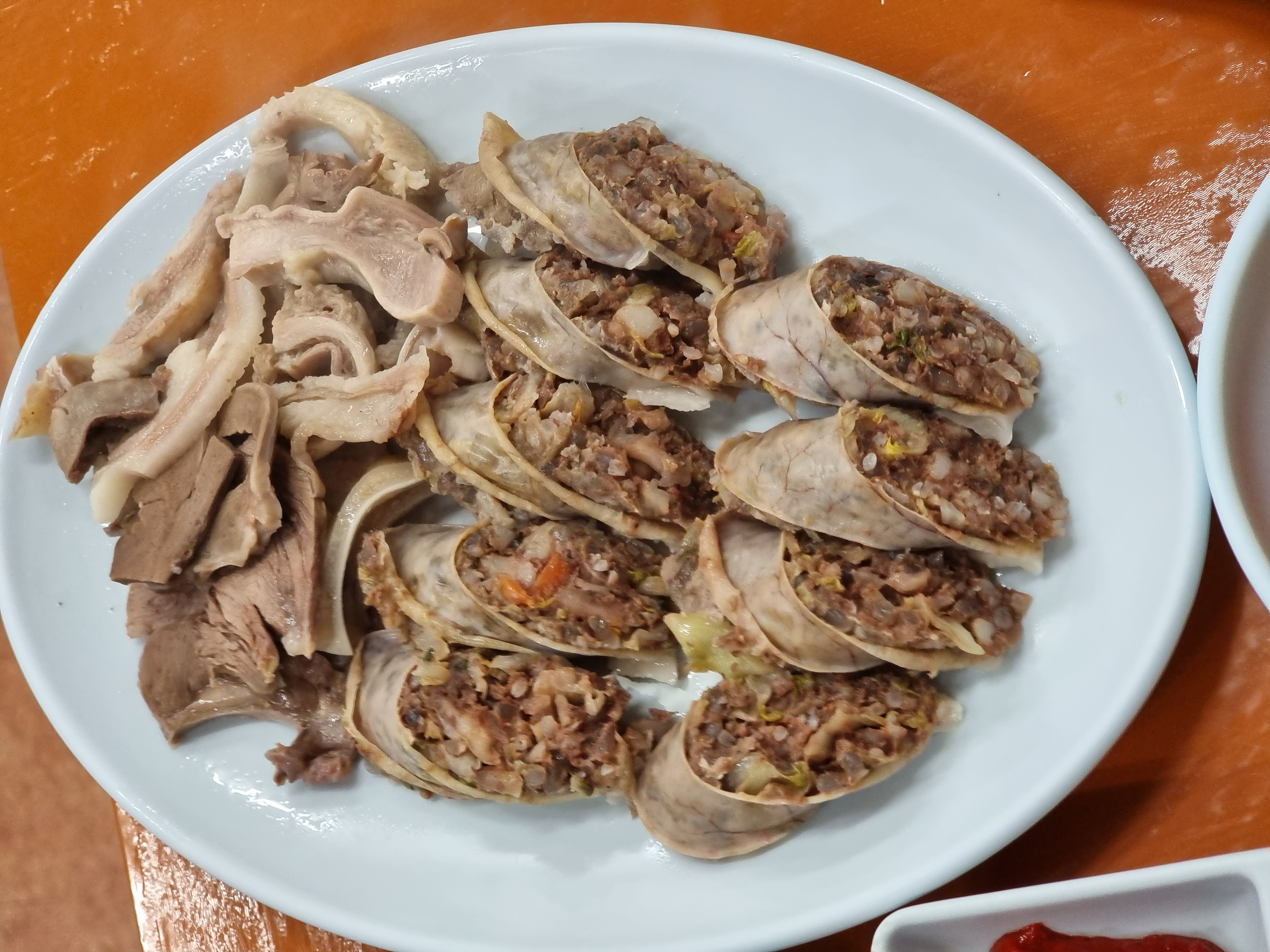 "이게 진짜 수제의 맛!" 공장에서 떼오는 순대와는 차원이 다른 묵직한 존재감입니다.