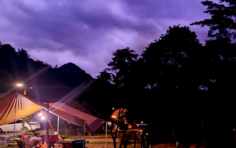 어두워지며 하나둘씩 밝혀지는 조명들과 보라색 하늘