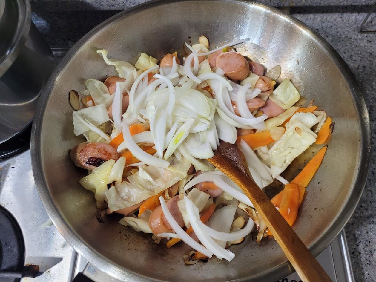 양파를 마지막에 넣어 전체를 섞는 과정