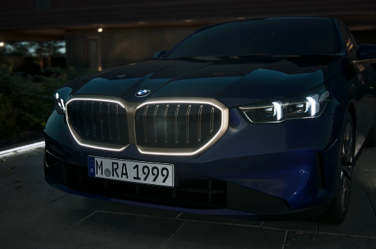 2025 BMW 5시리즈 아이코닉 글로우 1