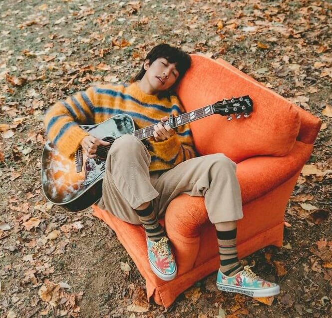 이승윤-Honey-이승윤이-낙엽-위에-놓인-소파에-누워-기타를-치고-있는-사진