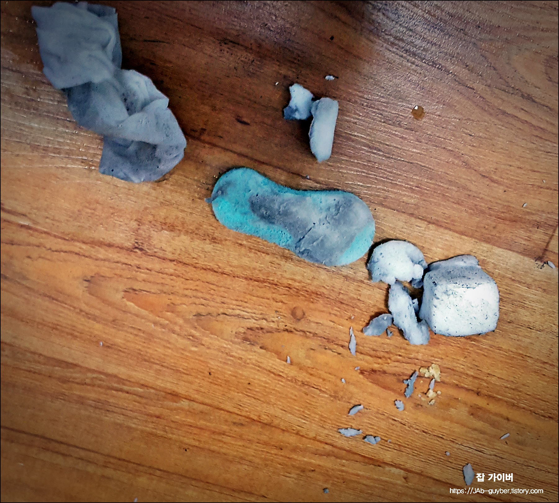 다이소 운동화크리너 멜라민폼 사용 중 찢어짐과 부스러기 발생