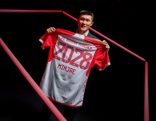 바이에른뮌헨 유니폼 들고 있는 김민재